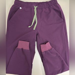 Figs men’s Tansen scrub pants. Deep purple. Small short